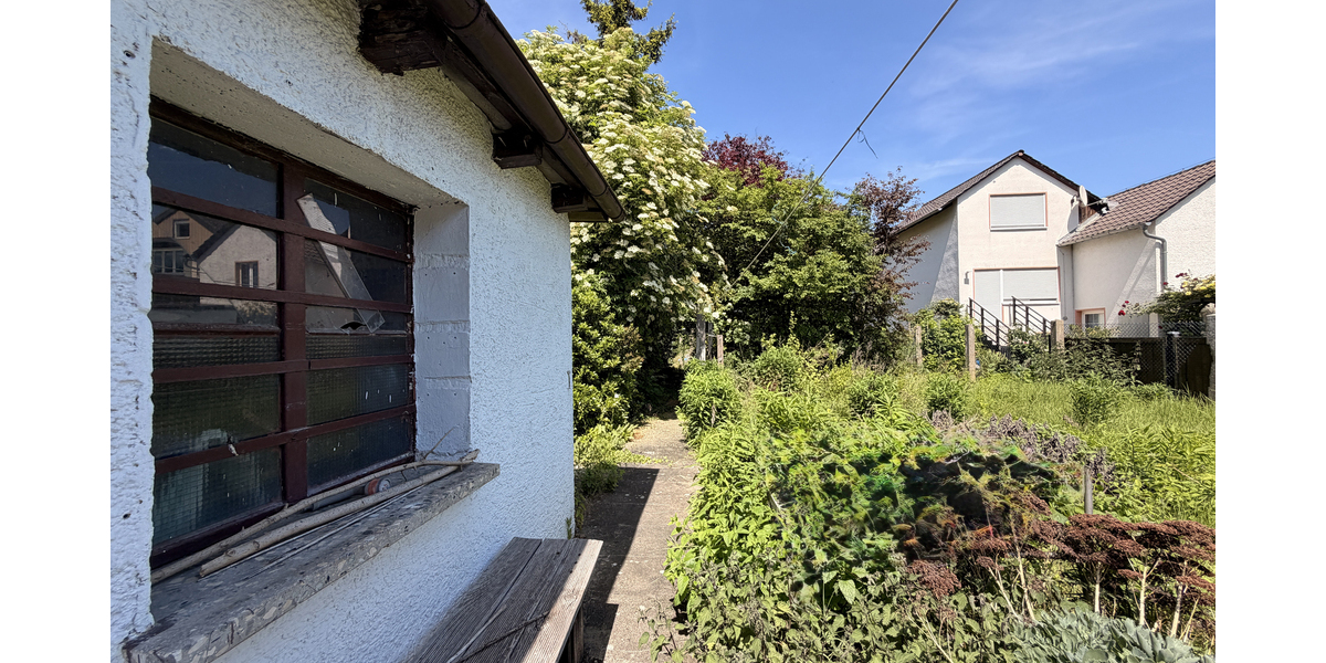 Garten hinter Garage